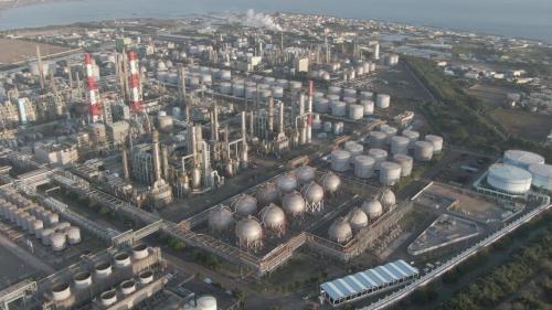 林園石油化工業區，榮工處負責高屏溪抽砂造地 270公頃供作建廠之用，62年12月10日開工，64年2月底完工，仁大工業區面積54公頃，63年6月開工，64年12月完工。