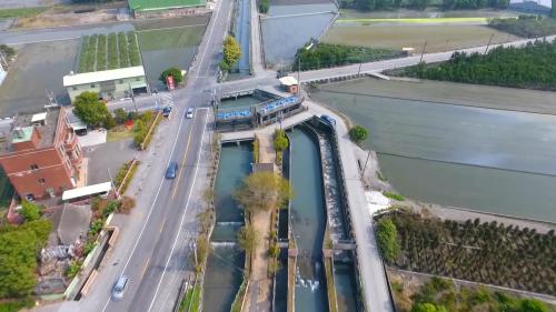 莿仔埤圳是南彰化的主要灌溉系統，大大小小水路
延展於溪州、埤頭、二林，芳苑、北斗、竹塘、大城等聚落，幹線有39公里，支線211公里，分線148公里，沿線共有18,850公頃的農田。