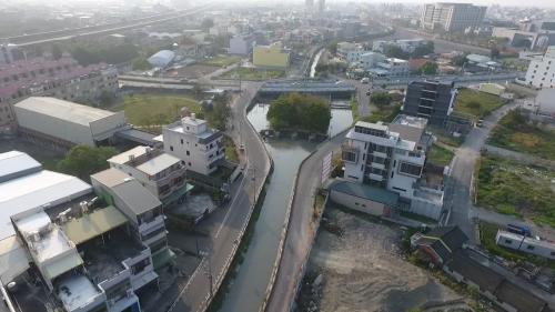 於民國52 年（1963 年）3 月竣工沉砂池前設有為舒緩流速、以利沉砂的治水分流門。