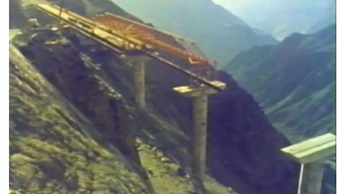 榮工處承接的海外公路工程在崇山峻嶺中施工中的沙烏地夏爾公路