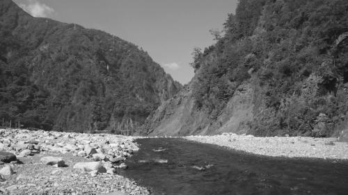 主流長度共140公里，流域面積達1235.73平方公里，自環山下深切山脈形成峽谷從達見到石岡不到60公里的流程，高低差竟達1200公尺，這非常利於水力發電計畫的執行。