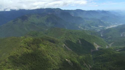 大甲溪流域位處台灣本島中西部，東界中央山脈，北和大安溪為鄰，南鄰烏溪，流域面積1235.73平方公里。