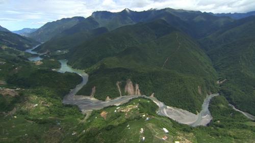 大甲溪流域位處台灣本島中西部，東界中央山脈，北和大安溪為鄰，南鄰烏溪，流域面積1235.73平方公里。