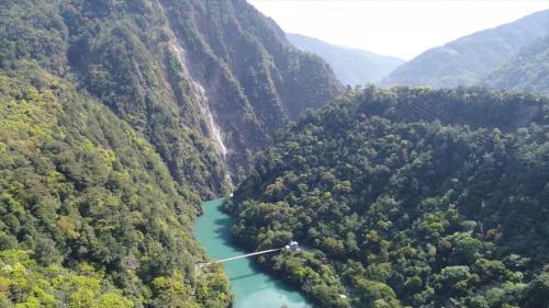 主流長度共140公里，流域面積達1235.73平方公里，自環山下深切山脈形成峽谷從達見到石岡不到60公里的流程，高低差竟達1200公尺，這非常利於水力發電計畫的執行。