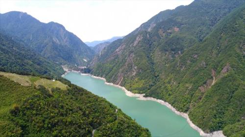 大甲溪流域位處台灣本島中西部，東界中央山脈，北和大安溪為鄰，南鄰烏溪，流域面積1235.73 平方公里。