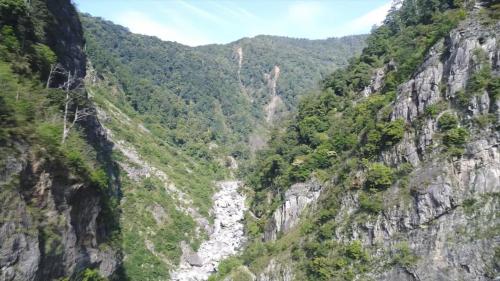 大甲溪流域位處台灣本島中西部，東界中央山脈，北和大安溪為鄰，南鄰烏溪，流域面積1235.73 平方公里。