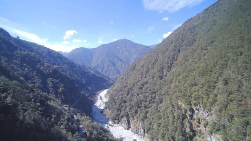 大甲溪流域位處台灣本島中西部，東界中央山脈，北和大安溪為鄰，南鄰烏溪，流域面積1235.73 平方公里。