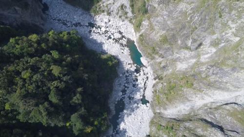 主流長度共140公里，流域面積達1235.73平方公里，自環山下深切山脈形成峽谷從達見到石岡不到60公里的流程，高低差竟達1200公尺，這非常利於水力發電計畫的執行。