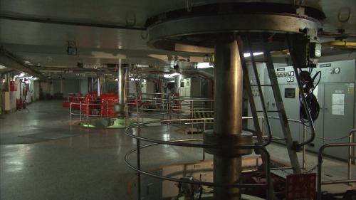 天輪電廠之廠房為地面式，裝置有四台豎軸法蘭西斯式水輪發電機，每部22,500瓩，合計裝置容量為90,000瓩。