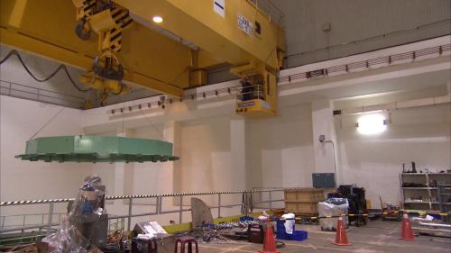 新天輪電廠屬地下式電廠，機組(五號)是豎軸法蘭西斯式水輪發電機組，裝置容量達105MW 。