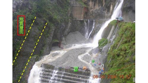 大甲溪流域谷關地下廠房正上方地表地質層面高角度走向導致地表逕流入滲