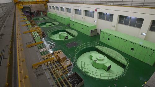 廠內裝置豎軸法蘭西斯式水輪發電機組四部，總裝置容量368MW。