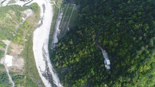 廠房通風豎井開挖直徑約 7 公尺，深達 240 公尺，為排放發電產生之熱氣至地表。