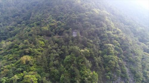 廠房通風豎井開挖直徑約 7 公尺，深達 240 公尺，為排放發電產生之熱氣至地表。