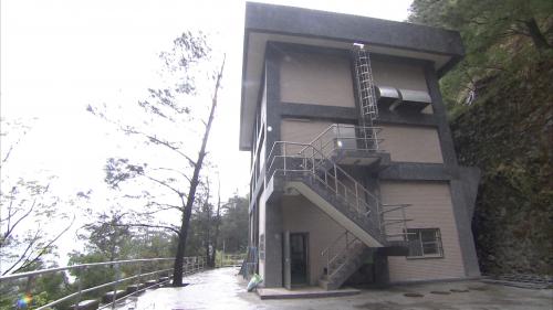 廠房通風豎井開挖直徑約 7 公尺，深達 240 公尺，為排放發電產生之熱氣至地表。