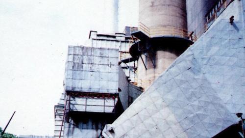 1982年深澳電廠新增靜電集塵器，大幅減低排氣中粒狀汙染物。