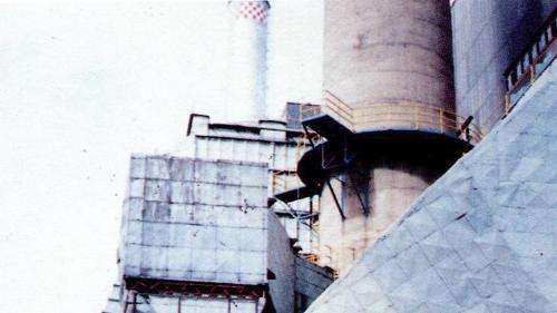 1982年深澳電廠新增靜電集塵器，大幅減低排氣中粒狀汙染物。