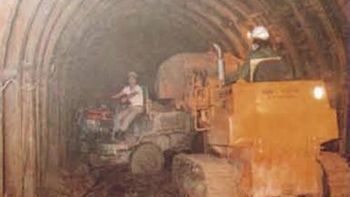 協和電廠的廠區位置三面環山，
不利於機具運送，施工單位於廠區東側開鑿了自強隧道與沿海道路，以方便大型機具進入。