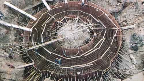 協和電廠煙囪都是採用先於地面挖掘、建設好基礎後，再向上以滑模工法逐段建造。