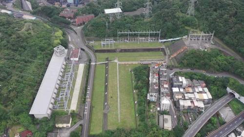 協和電廠345 仟伏超高壓開關場，位於廠區最南端，為順應地形減少開挖，第一、二、 三部機開關場為屋外式鋼架開關場，第四部機因受地形限制，為減少開挖， 改採屋外式 GIS(六氟化硫氣體絕緣開關設備) 開關場。