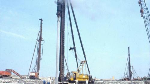 榮工處於1987年6月至8月期間，陸續進行地基加固、打設基樁。