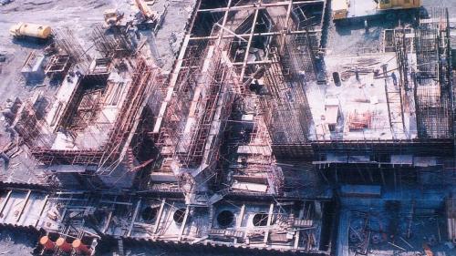 1988年，在完成地基加固後，
進行汽機房及鍋爐房基礎施工、鋼架安裝、循環水進出水暗渠挖掘等工程。