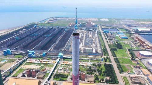 1990年1月，台中電廠煙囪鋼架與本體進行安裝。每兩部機共用一支煙囪，高皆為250公尺，位置則在兩部機組中間，可將燃燒後的熱空氣導至高空擴散。