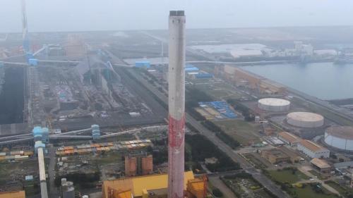 1990年1月，台中電廠煙囪鋼架與本體進行安裝。每兩部機共用一支煙囪，高皆為250公尺，位置則在兩部機組中間，可將燃燒後的熱空氣導至高空擴散。