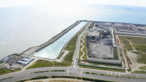 出水口位於廠區西側，建有排水圍堰及導流堤，長800公尺，冷卻機組後的溫海水會順著導流堤逐漸降溫，最後排入海中。