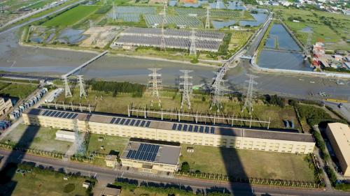 開關場位於電廠東南側，發電機所發出之電力，會經由主變壓器升壓至345kV，透過低壓充油電纜，經地下電纜隧道送入開關廠，再以輸電線路輸往各地的超高壓變電所。