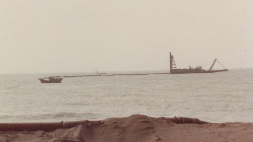 榮工處挖泥抽沙船在海中抽砂浚挖，加深海岸水深。