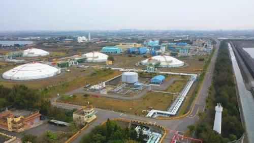 興達電廠的複循環機組所使用的天然氣，皆由電廠南方約5公里遠的永安液化天然氣接收站供應。