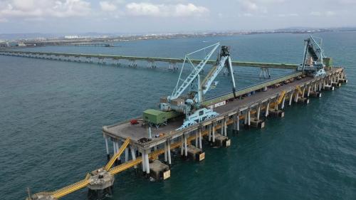 外海卸煤碼頭長310M，裝設有2部連續式卸煤機，連絡棧橋則長2190M，裝設有2條輸煤皮帶。