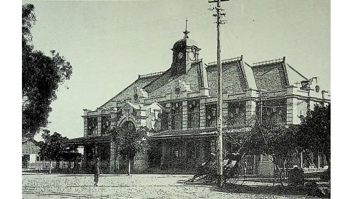 1891年完工，是清朝巡撫劉銘傳創建台灣鐵路的功績之一。當時的鐵道路線由臺北連接至新竹，當時稱為「新竹火車票房」。