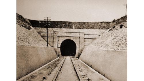 於1907年完成八號隧道，長度為518.6公尺，此處是舊山線地質最脆弱的地段，初建當時即發生過多次坍崩的狀況。