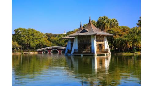 於1908年建成，是為了在臺中舉行的「臺灣縱貫鐵道全通式」而建，做為鐵路開通的紀念建築物，來台主持的日本皇室閑院宮載仁親王由鐵道部長長谷川謹介邀請進入此亭休憩、觀賞表演。