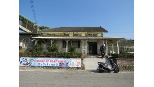 建於1922年10月11日，海線通車時新設的車站，目前改為簡易站。其基座特別挑高，有別於其它木造車站，也是海線中，最靠近海邊的一站。