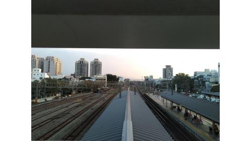從竹南車站望向鐵軌(北上)俯瞰圖