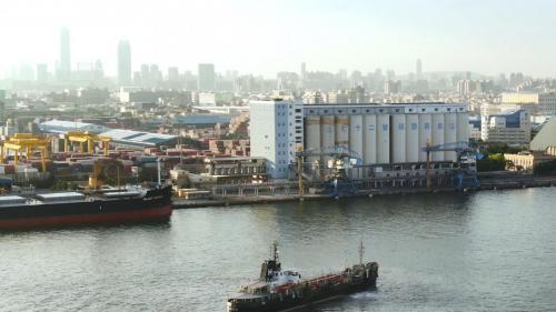 高雄港穀倉計畫：於1976年至1980年間建造，位於鄰近第三貨櫃中心，此一穀倉計畫係由於中島區之穀倉已不敷容納，水深亦不足以停靠3萬噸級以上船隻，