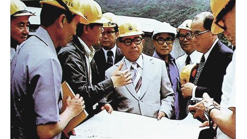 1973年12月25日動工興建，1980年2月1日完成，林部長金生視察工地。