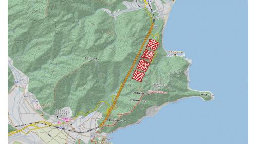 長5,286公尺，穿越南澳嶺地區及大灣溪河底，曾出現每小時200噸的地下湧水，是施工中的一大困難，最終南澳隧道南北貫通時僅差8公分，非常之精準。