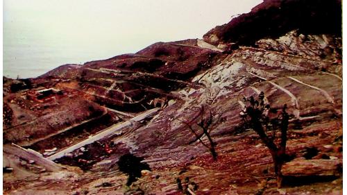 當挖掘至鼓音斷層時，發現有一塊滑動地層，每逢下雨就有移動現象，於是使用明挖方式，將整個滑動地層約700萬立方公尺的土方挖除。