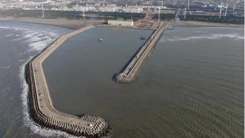 北防波堤約1134公尺，南防波堤約810公尺，護岸約150公尺，擋浪圍堰約225公尺。