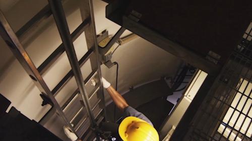 每當進行維護，工作人員就須背負重達二十多公斤的裝備，在六十五公尺的高度上進行維修。