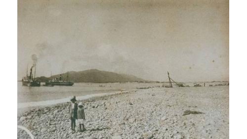 即今日的「花蓮港」，南濱港是一個濱海聚落的地名稱呼，在1938年花蓮築港未完成前，花蓮無所謂的「港口」可供船隻平順的靠岸停泊裝卸貨，船隻都得停泊在南濱外海。