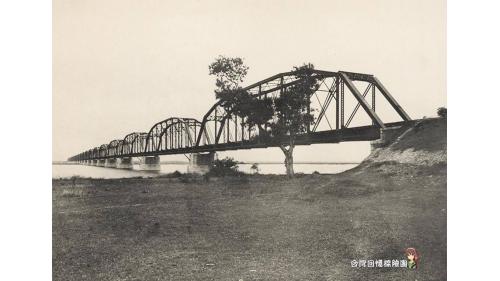 下淡水溪鐵橋由日籍工技師飯田豐二監造，1913年竣工落成，全長1526公尺，當時有「東洋第一長橋」美名，戰後持續使用到1992年除役，目前被指定為古蹟保存。