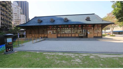 位於臺北市北投區，過去為臺灣總督府交通局鐵道部（戰後改制為臺灣鐵路管理局）新北投線的端點站，台鐵站體與列車現展示於捷運站旁的公園，2018年5月30日全新材料所建的新北投車站被台北市政府指定歷史建築。