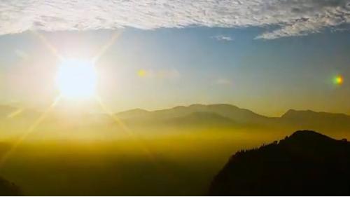 位於隙頂的象山觀景平台與生力農場，是能夠一覽阿里山美景的好地方。