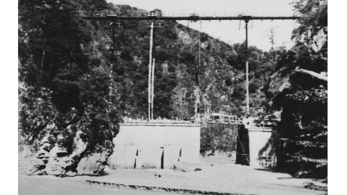始建於1919年，武界壩施工以傾卸車運送混擬土，到距離堰堤所在的河床60公尺高的吊橋上，再倒入橋下的斜槽來為壩體澆置混凝土。