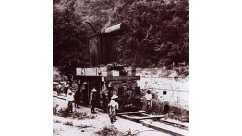搬運日月潭水力電氣工程所需的重機械及物資。